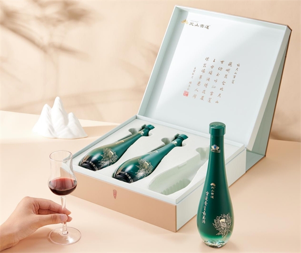 金秋吃蟹有讲究“蟹”逅美味莫忘雪莲养生葡萄酒(图2)