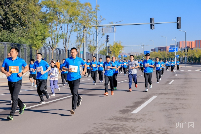 京冀跑友聚首 北京大兴临空迷你马拉松活动热力开跑(图2)