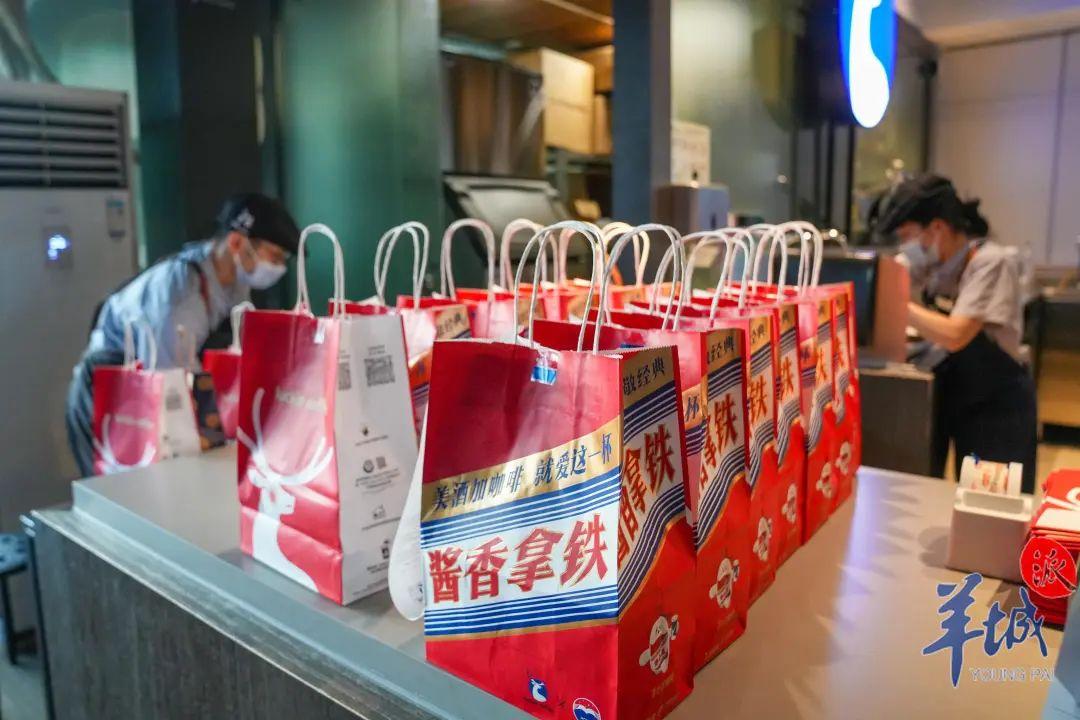 一日销售542万杯的酱香拿铁能治愈“早C晚A”的年轻人吗？(图3)