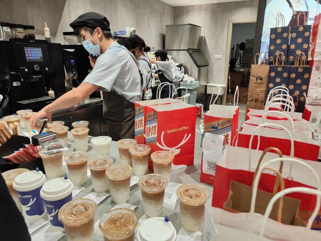 一日销售542万杯的酱香拿铁能治愈“早C晚A”的年轻人吗？(图13)