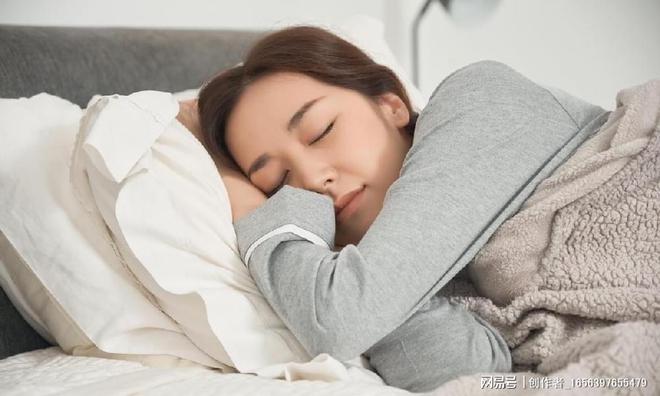 晚上不应该喝水？泌尿科医生告诉你晚间饮水的正确方式！(图2)