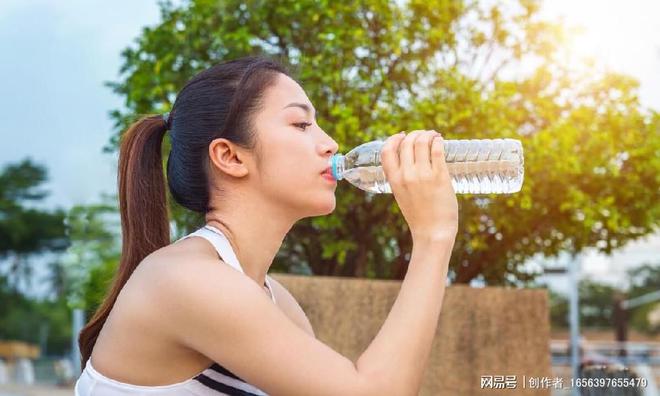 晚上不应该喝水？泌尿科医生告诉你晚间饮水的正确方式！(图4)