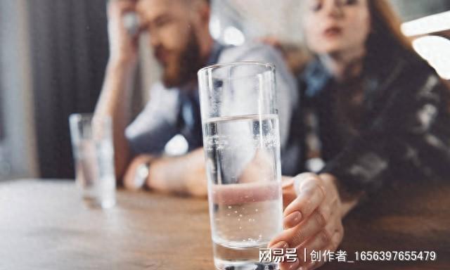 晚上不应该喝水？泌尿科医生告诉你晚间饮水的正确方式！(图1)