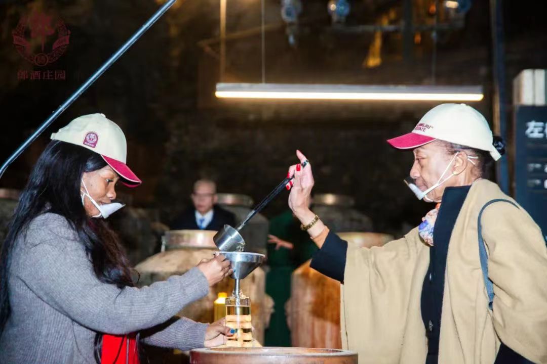 中国酒出海周报丨白酒和葡萄酒借旅游出海；海关助力青啤龙年限定款登陆多国；欧盟修订酒饮添加剂规定(图2)