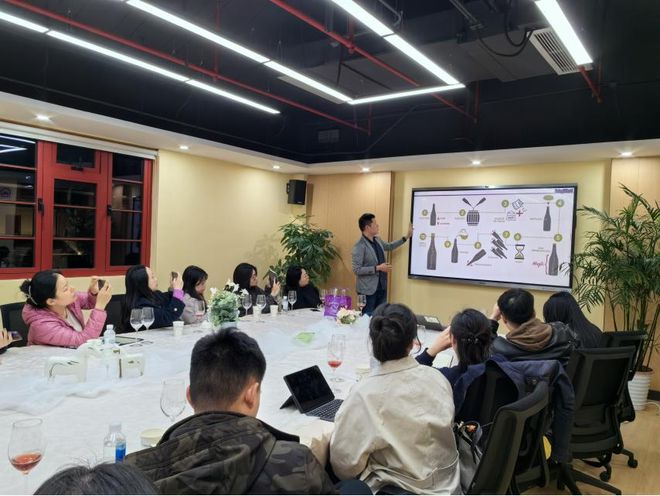 去228街坊上艺术夜校沉浸式体验葡萄酒品鉴(图2)