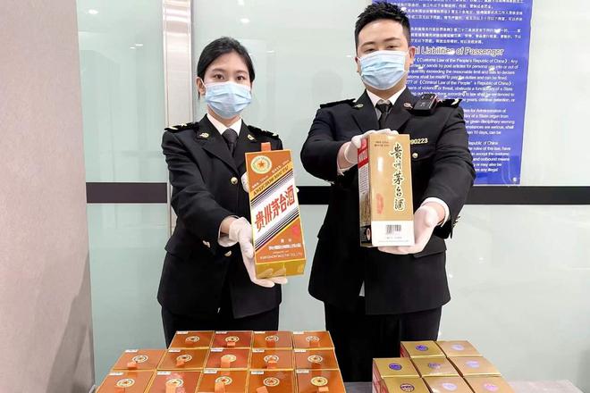 旅客违规携带茅台酒24瓶入境被拦！酒精饮料入境有这些规定(图2)