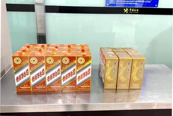 大连周水子机场海关查获旅客违规携带入境茅台酒24瓶(图1)