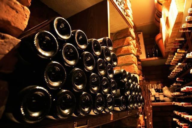 瓶底没有凹槽的是假酒？葡萄酒瓶底部为什么会有凹槽？(图2)