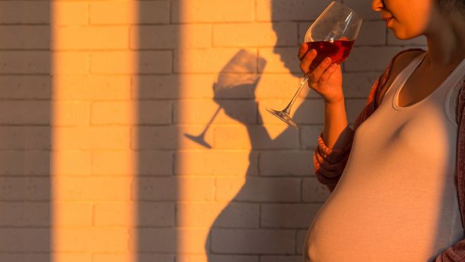 俩孕妇吨吨吨喝红酒？被《艾米莉在巴黎》这一幕震惊！法国女人孕期到底有多放飞？(图6)