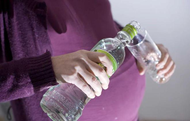 俩孕妇吨吨吨喝红酒？被《艾米莉在巴黎》这一幕震惊！法国女人孕期到底有多放飞？(图10)